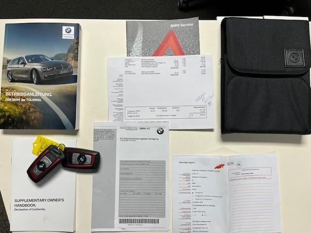 BMW 3-SERIE Touring 330i xDrive High Executive 8AT AUTOMAAT / 252PK / AWD / Navigatie / Parkeersensoren Voor & Achter / Elektrische achterklep / Stoelverwarming voor / LMV / Historie aanwezig / 1ste Eigenaar 5 jaar in NL / 1800KG Trekgewicht / BMW Led lampen /