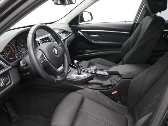 BMW 3-SERIE Touring 330i xDrive High Executive 8AT AUTOMAAT / 252PK / AWD / Navigatie / Parkeersensoren Voor & Achter / Elektrische achterklep / Stoelverwarming voor / LMV / Historie aanwezig / 1ste Eigenaar 5 jaar in NL / 1800KG Trekgewicht / BMW Led lampen /