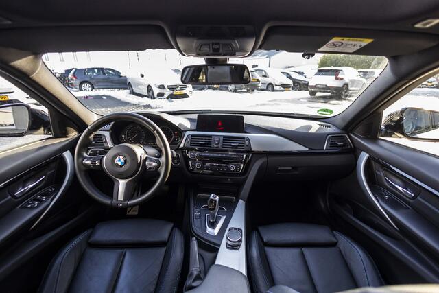 BMW 3-SERIE Touring 318i M Sport | Pano | LED | NL Auto
