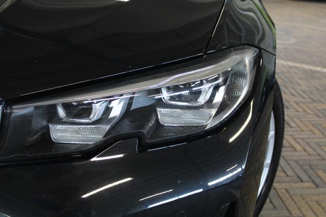 BMW 3-SERIE Touring 318i High Executive | Incl. 12 maanden garantie | Trekhaak elektrisch uitklapbaar | Harman/Kardon audio | Apple Carplay/Android Auto | | Sport stoelen | DAB | Voorstoelen verwarmd | Elektrische achterklep |