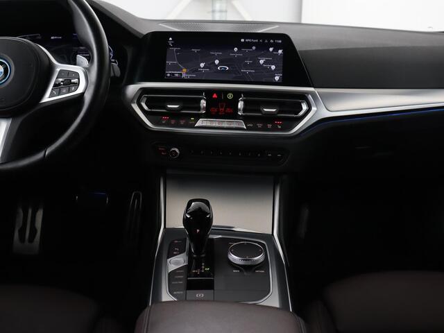 BMW 3-SERIE 320e M Sport | Leder | Adaptive cruise | Stoelverwarming | Camera | Keyless | Carplay | Sportstoelen | Live Cockpit | Navigatie | Full LED | PHEV | Plug In