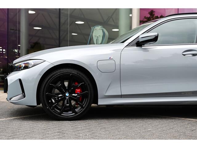 BMW 3-SERIE Touring 330e High Executive M Sport Automaat / Panoramadak / Trekhaak / Sportstoelen / Comfort Access / Adaptieve LED / Parking Assistant Plus / Stoelverwarming