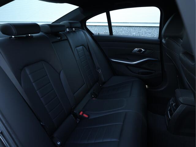 BMW 3-SERIE 330e M Sport HiFi / 19 inch / M-Sport remmen / Leder /