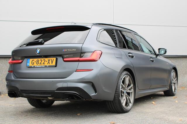 BMW 3-SERIE Touring M340i xDrive First Edition Pano | Trekhaak | Camera | Comfort Access | Memory | Driving Assistent Professional | HeadUp | Laser | Frozen Grey | Dealer Onderhouden | Uniek! Concoursstaat! Nieuwprijs ¤109,376,00