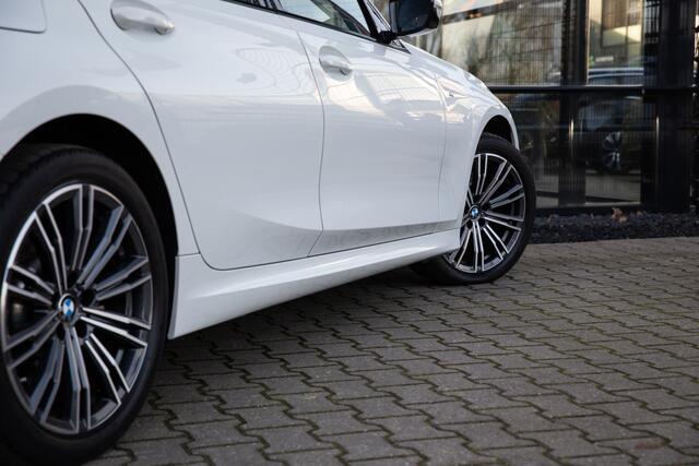BMW 3-SERIE 320e Business Edition Plus , Panoramadak, Leer, Carplay,