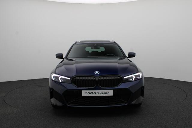 BMW 3-SERIE Touring 320e M Sportpakket Pro | Travel Pack | Innovation Pack | Comfort Pack | Trekhaak | Panoramadak | 19"