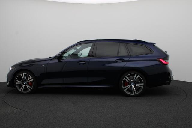 BMW 3-SERIE Touring 320e M Sportpakket Pro | Travel Pack | Innovation Pack | Comfort Pack | Trekhaak | Panoramadak | 19"