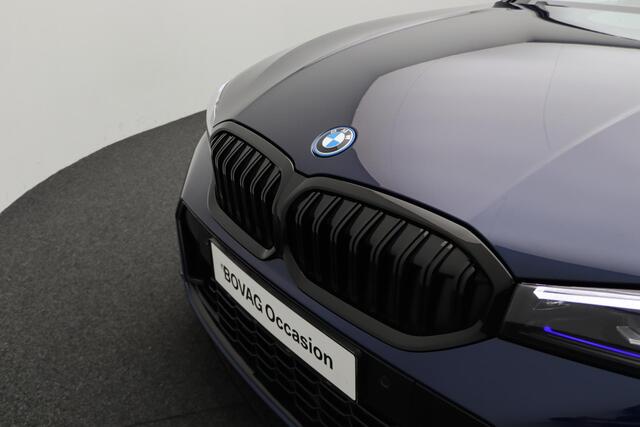 BMW 3-SERIE Touring 320e M Sportpakket Pro | Travel Pack | Innovation Pack | Comfort Pack | Trekhaak | Panoramadak | 19"