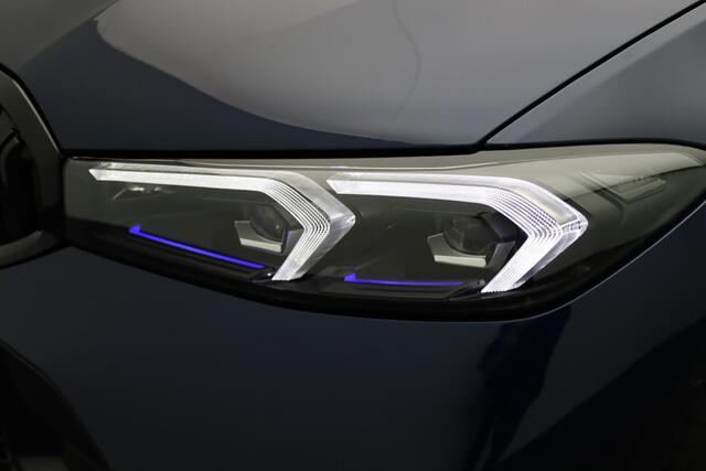 BMW 3-SERIE Touring 320e M Sportpakket Pro | Travel Pack | Innovation Pack | Comfort Pack | Trekhaak | Panoramadak | 19"