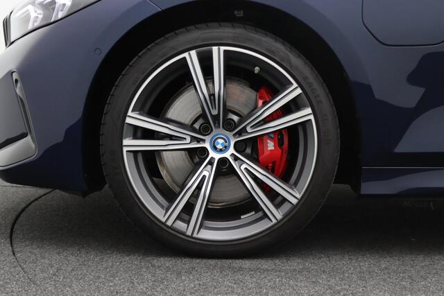 BMW 3-SERIE Touring 320e M Sportpakket Pro | Travel Pack | Innovation Pack | Comfort Pack | Trekhaak | Panoramadak | 19"