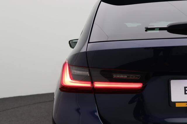 BMW 3-SERIE Touring 320e M Sportpakket Pro | Travel Pack | Innovation Pack | Comfort Pack | Trekhaak | Panoramadak | 19"