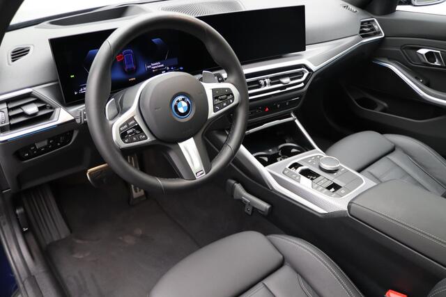 BMW 3-SERIE Touring 320e M Sportpakket Pro | Travel Pack | Innovation Pack | Comfort Pack | Trekhaak | Panoramadak | 19"