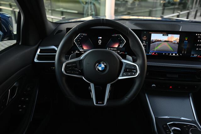 BMW 3-SERIE 330i xDrive M Sport Automaat / Schuif-kanteldak / Trekhaak / Achteruitrijcamera / Sportstoelen / Comfort Access / Adaptieve LED / Stoelverwarming