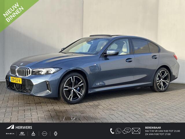 BMW 3-SERIE 330e M Sport / RIJKLAAR / Fabrieksgarantie tot 11-2027 / Harman Kardon Premium Audio / Elektrische Trekhaak / Schuif- en Kantel Dak / Stoel & Stuurverwarming / Akoestisch Glas / Adaptievf Cruise Control / Leder Bekleding / Dealer Onderhouden / Apple Carpl