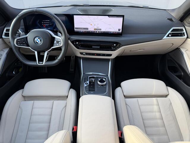 BMW 3-SERIE 330e M Sport / RIJKLAAR / Fabrieksgarantie tot 11-2027 / Harman Kardon Premium Audio / Elektrische Trekhaak / Schuif- en Kantel Dak / Stoel & Stuurverwarming / Akoestisch Glas / Adaptievf Cruise Control / Leder Bekleding / Dealer Onderhouden / Apple Carpl