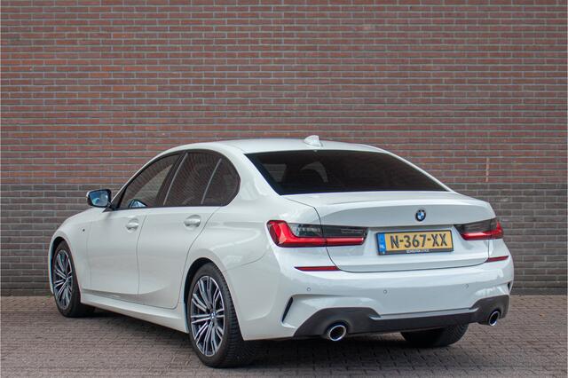 BMW 3-SERIE 318i M Sport, Stoelverwarming, Carplay, Alcantara, Sfeerverlichting, DAB+, PDC, Navigatie, Sportstoelen.