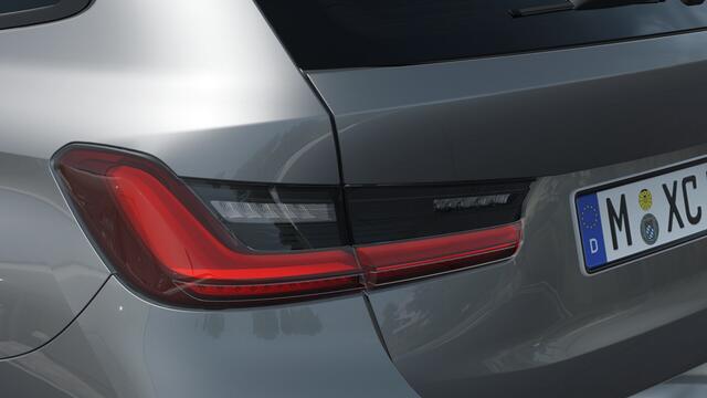 BMW 3-SERIE Touring 330e M Sport Automaat / Trekhaak / Sportstoelen / Achteruitrijcamera / Comfort Access / Active Cruise Control / Adaptieve LED / Stuurverwarming