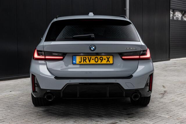 BMW 3-SERIE Touring 330e | M-Pakket | Panoramadak | HUD | Curved Display | Sportstoelen | Adaptieve Cruise Control | Ele. verstelbare stoelen + Geheugen | Camera | DAB | Apple CarPlay/Android Auto | LED |