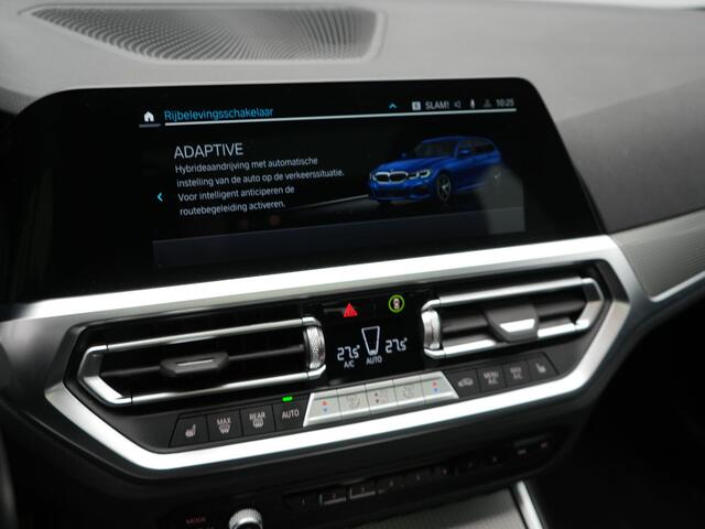 BMW 3-SERIE Touring 330e M Sport Plug In Hybrid 293pk Dealer O.H. PHEV | Panodak | Head Up | Laser LED | Adaptief Onderstel | Camera | Alcantara Sportstoelen Memory & Verwarmd | Sfeerverlichting | Apple Carplay | Keyless | Blis | 19"L.M | Virtual | DAB |