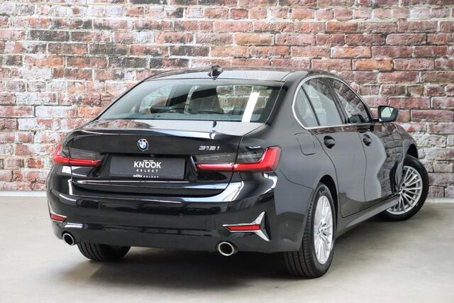 BMW 3-SERIE Sedan 318i High Executive Luxury Line Automaat / Live Cockpit Professional / Sportstoelen / Hifi / Leder / Neerklapbare Achterbank / Stoelverwarming / Climate Control / 17 Inch / Sfeerverlichting / LED Chrome Line
