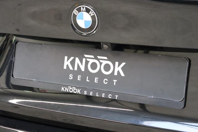 BMW 3-SERIE Sedan 318i High Executive Luxury Line Automaat / Live Cockpit Professional / Sportstoelen / Hifi / Leder / Neerklapbare Achterbank / Stoelverwarming / Climate Control / 17 Inch / Sfeerverlichting / LED Chrome Line