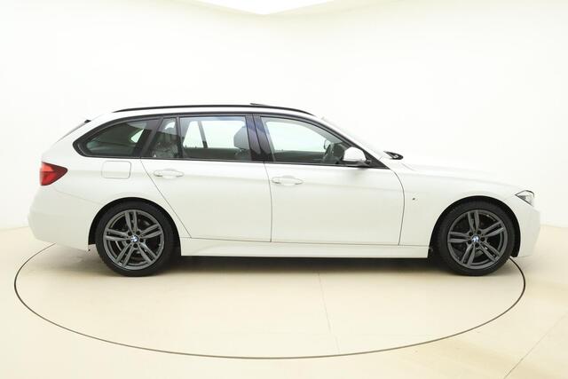 BMW 3-SERIE Touring 318i M Sport Corporate Lease | Panoramadak | Stoelverwarming | M-pakket | Lederen sportstoelen | Cruise control | Led verlichting | Navigatie | Climate control |