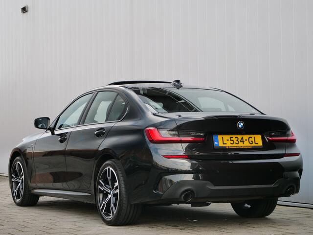 BMW 3-SERIE 320e Business Edition Plus 204 Pk Automaat Navi / M-pakket / Apple Carplay / Camera / Leer / Schuifdak