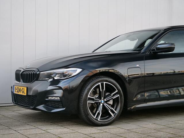 BMW 3-SERIE 320e Business Edition Plus 204 Pk Automaat Navi / M-pakket / Apple Carplay / Camera / Leer / Schuifdak