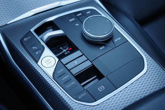 BMW 3-SERIE Touring 330e 293 PK xDrive High Executive M-Sport Pro, M-Technic Stoelen, Panoramadak, Adap. Cruise Control, Head-Up