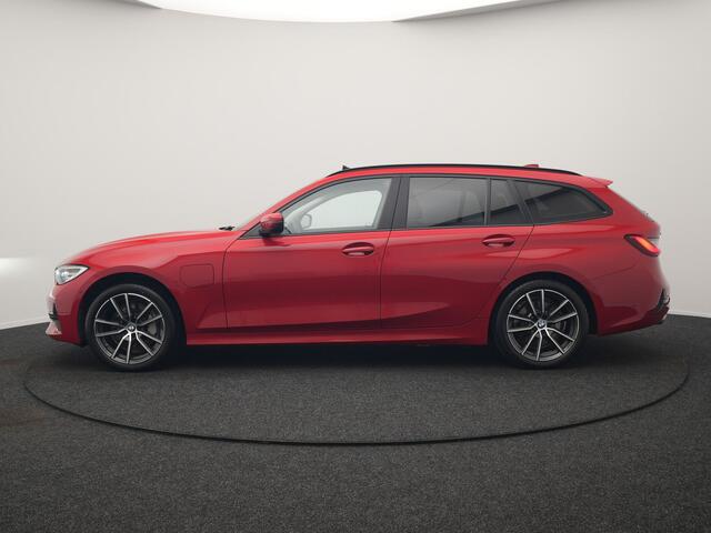 BMW 3-SERIE Touring 330e xDrive Plug In Hybrid 293pk Dealer O.H PHEV | Trekhaak Af Fabriek | Panodak | Adaptive Cruise | Camera | Verwarmde Stoelen | Hifi Sound | Blis | Keyless | Navigatie | Virtual | DAB | 18"L.M |