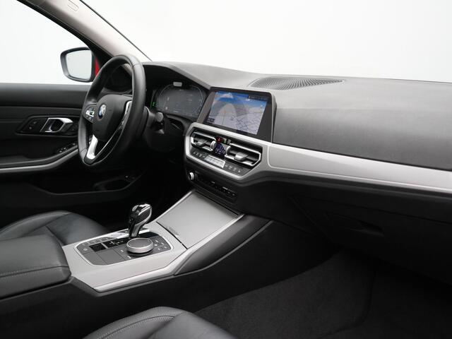 BMW 3-SERIE Touring 330e xDrive Plug In Hybrid 293pk Dealer O.H PHEV | Trekhaak Af Fabriek | Panodak | Adaptive Cruise | Camera | Verwarmde Stoelen | Hifi Sound | Blis | Keyless | Navigatie | Virtual | DAB | 18"L.M |