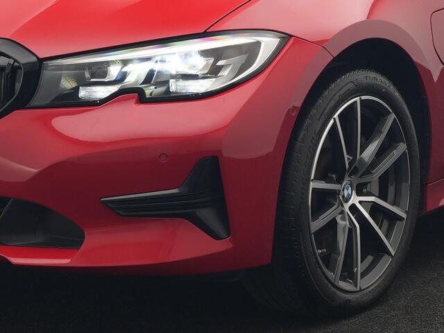 BMW 3-SERIE Touring 330e xDrive Plug In Hybrid 293pk Dealer O.H PHEV | Trekhaak Af Fabriek | Panodak | Adaptive Cruise | Camera | Verwarmde Stoelen | Hifi Sound | Blis | Keyless | Navigatie | Virtual | DAB | 18"L.M |