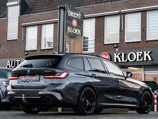 BMW 3-SERIE Touring 330e xDrive High Exe M-Sport PANO LASER HARMAN KARDON HUD TREKHAAK CAMERA 19 INCH BOMVOL!!