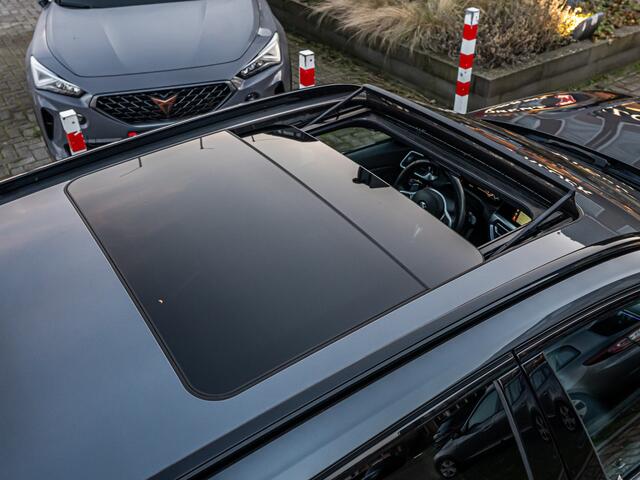 BMW 3-SERIE Touring 330e xDrive High Exe M-Sport PANO LASER HARMAN KARDON HUD TREKHAAK CAMERA 19 INCH BOMVOL!!