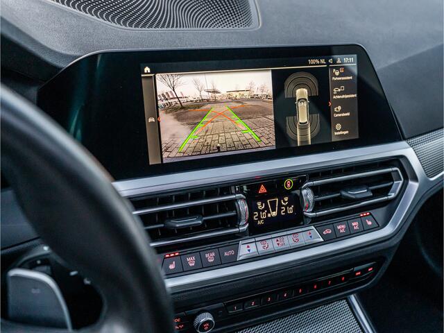 BMW 3-SERIE Touring 330e xDrive High Exe M-Sport PANO LASER HARMAN KARDON HUD TREKHAAK CAMERA 19 INCH BOMVOL!!