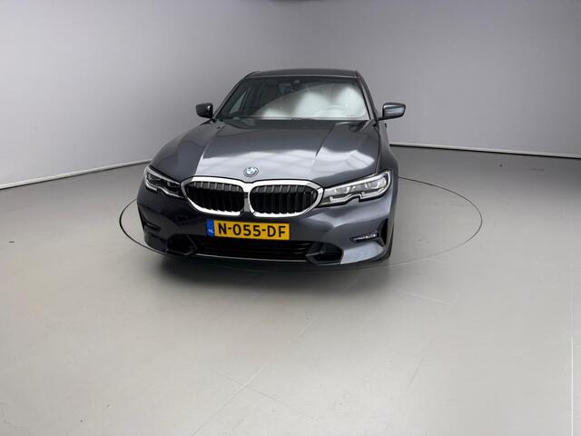 BMW 3-SERIE Sedan 320i | LED | Leder | Navigatie | Sportstoelen | Stoelverwarming | DAB | Alu 17 inch