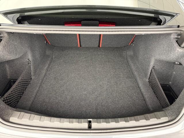 BMW 3-SERIE Sedan 320i | LED | Leder | Navigatie | Sportstoelen | Stoelverwarming | DAB | Alu 17 inch