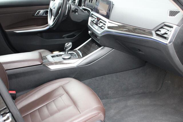 BMW 3-SERIE 320i High Executive - Leder - Stoelverwarming - Dealer onderhouden - Luxery line 18 Inch Lichtmetalen velgen