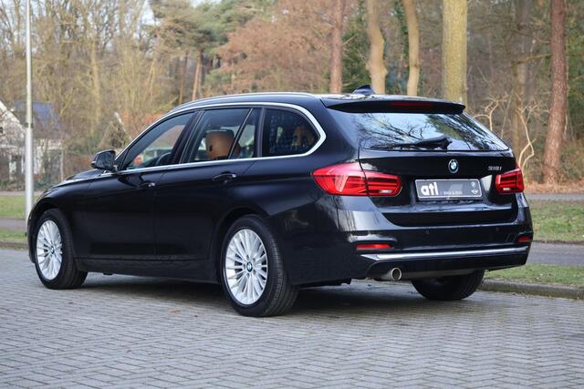 BMW 3-SERIE Touring 318i Luxury Edition AUT | Org. NL | Leder | Navi Pro | LED | Stoelverwarming | Clima | PDC v+a | Alarm kl.3 | Etc.