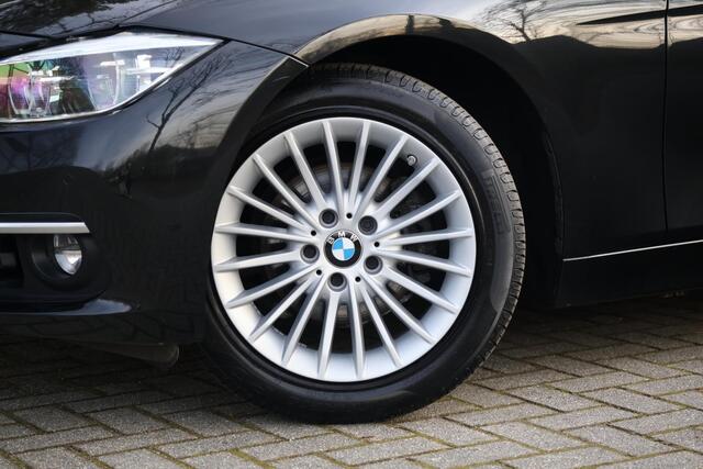 BMW 3-SERIE Touring 318i Luxury Edition AUT | Org. NL | Leder | Navi Pro | LED | Stoelverwarming | Clima | PDC v+a | Alarm kl.3 | Etc.