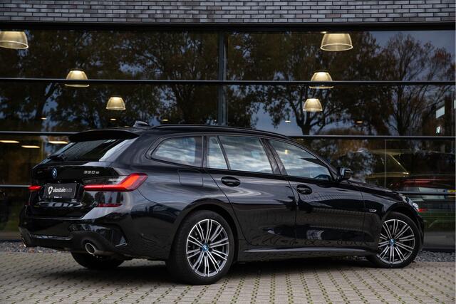 BMW 3-SERIE Touring 330e High Executive M-Sport , Adap. cruise, Trekhaak, Stoel/stuurverwarming,