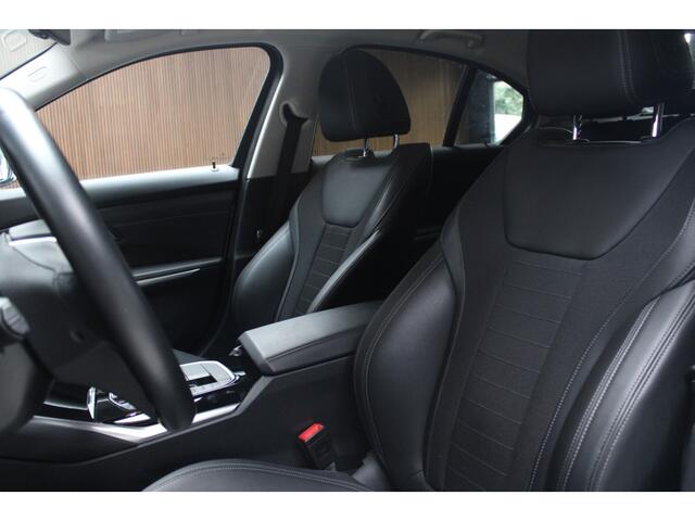 BMW 3-SERIE 320e Leer Navi Camera ACC PDC Virtual Climate (3-zone) Sportstoelen LM velgen BTW auto!