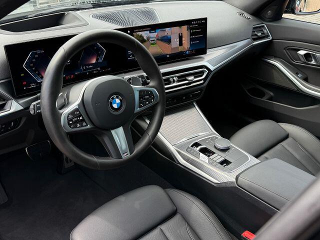 BMW 3-SERIE Touring 320d xDrive M-SPORT ** LED, NAVI+, LEDER, PANORAMA, H&K, HuD, TREKH, 19-inch LMV ** 1e EIG - UNFALLFREI ** ** INFORMEER OOK NAAR ONZE AANTREKKELIJKE FINANCIAL-LEASE TARIEVEN **