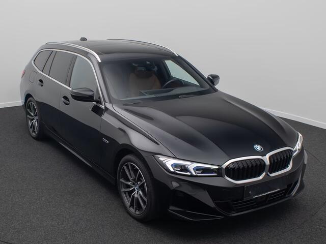 BMW 3-SERIE Touring 330e (215kW / 292pk) ** ADAPT. LED, BRUIN IND. LEDER, PANO, WIDESCR, MEMORY, TREKH, H&K ** 1e EIG - VOL. BMW ONDERH ** ** INFORMEER OOK NAAR ONZE AANTREKKELIJKE FINANCIAL-LEASE TARIEVEN **