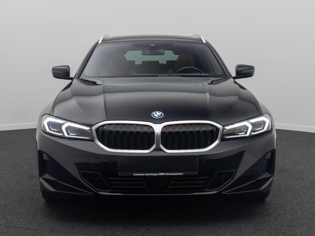 BMW 3-SERIE Touring 330e (215kW / 292pk) ** ADAPT. LED, BRUIN IND. LEDER, PANO, WIDESCR, MEMORY, TREKH, H&K ** 1e EIG - VOL. BMW ONDERH ** ** INFORMEER OOK NAAR ONZE AANTREKKELIJKE FINANCIAL-LEASE TARIEVEN **