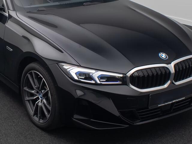 BMW 3-SERIE Touring 330e (215kW / 292pk) ** ADAPT. LED, BRUIN IND. LEDER, PANO, WIDESCR, MEMORY, TREKH, H&K ** 1e EIG - VOL. BMW ONDERH ** ** INFORMEER OOK NAAR ONZE AANTREKKELIJKE FINANCIAL-LEASE TARIEVEN **