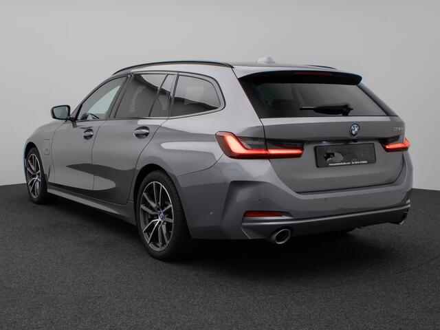 BMW 3-SERIE Touring 330e (215kW / 292pk) ** ADAPT. LED, LEDER, PANORAMA, WIDESCR, ADAPT. CRUISE, TREKH, ** 1e EIG - VOL. BMW ONDERH ** ** INFORMEER OOK NAAR ONZE AANTREKKELIJKE FINANCIAL-LEASE TARIEVEN **