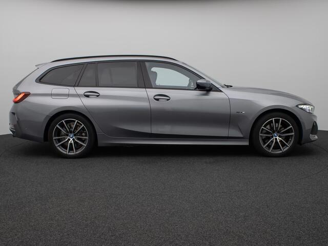 BMW 3-SERIE Touring 330e (215kW / 292pk) ** ADAPT. LED, LEDER, PANORAMA, WIDESCR, ADAPT. CRUISE, TREKH, ** 1e EIG - VOL. BMW ONDERH ** ** INFORMEER OOK NAAR ONZE AANTREKKELIJKE FINANCIAL-LEASE TARIEVEN **