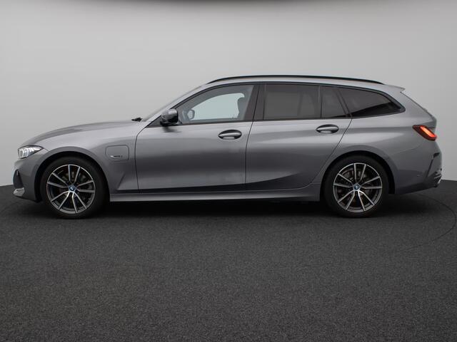 BMW 3-SERIE Touring 330e (215kW / 292pk) ** ADAPT. LED, LEDER, PANORAMA, WIDESCR, ADAPT. CRUISE, TREKH, ** 1e EIG - VOL. BMW ONDERH ** ** INFORMEER OOK NAAR ONZE AANTREKKELIJKE FINANCIAL-LEASE TARIEVEN **