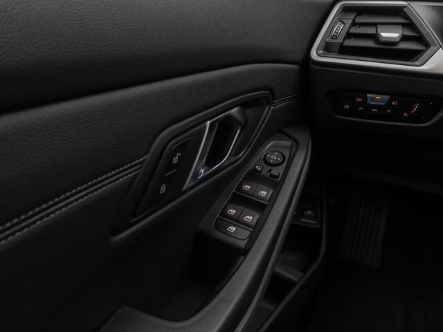 BMW 3-SERIE Touring 330e (215kW / 292pk) ** ADAPT. LED, LEDER, PANORAMA, WIDESCR, ADAPT. CRUISE, TREKH, ** 1e EIG - VOL. BMW ONDERH ** ** INFORMEER OOK NAAR ONZE AANTREKKELIJKE FINANCIAL-LEASE TARIEVEN **